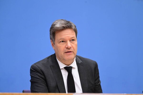 Politische Turbulenzen: Plagiate, Drohungen und gesellschaftliche Ängste